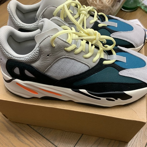 Adidas Yeezy Wave Runner 700 - Picture 2 of 4